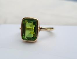 Natūralaus žalio peridoto 925 svarų sterlingų sidabro geltonu auksu dengtas žiedas, rugpjūčio mėnesio gimimo akmens žiedas 6 black