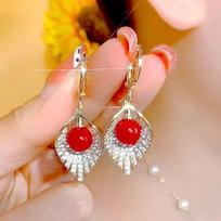 French Retro Diamond Leaf Ear Cuff Pearl Earrings: Women's Elegant Luxury Korean Style Jewelry. raudono perlo spalvos