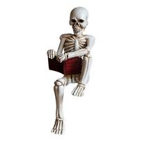 Dervos skeletas dekoracija skaitantis personažas unikali lentynos ir biuro stalviršio ekspozicija literatūros entuziastams gray