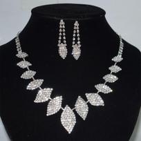 Cross-Border Hot Selling Exquisite Claw Chain Leaves Necklace and Earrings Suite Two-Piece Set Full Clavicle Dinner Dress