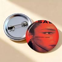 Famous Singer Sade Vintage Series Round Button Pins Slogan Creative Brooches Backpack Clothes Decoration Fashion Cartoon Jewelry 58x58 mm