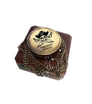 Žalvarinė piratų kompaso grandinė ir medinė dėžutė black