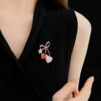 Heart Shaped Flower Brooch, Elegant Boutonniere Pin, Fashion Accessory for Women, Heavy Craftsmanship, Great for Parties and Weddings one size