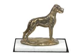 dogas II - šuns figūrėlė, statula ant balto marmuro, trofėjus šunų parodos Art-Dog parodoje ruda