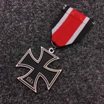 Iron Cross Badge German Medal European and American Retro Brooch Original Replica Military Enthusiast Pin Accessory Badge Souvenir Iron Cross-Red