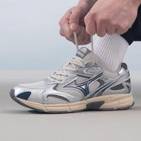 Mizuno Unisex 7/24 Running Shoes D1GH2229 Series 39 (runs half a size large)