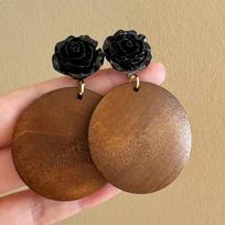 Chic Unique Exaggerated Black Rose Pendant Wood Slice Earrings Personalized Niche Internet Trend Design New Women Pierced Jewelry