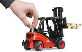 BRUDER Linde H30D – forklift and two pallets – toy set (02511)