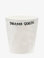 Anna + Nina - Drama Queen Coffee Cup - Kavos puodelis - Balta