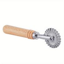 1vnt tešlos pjaustyklė su medine rankena, skirta ravioliams, makaronams, koldūnams lazanijai, pjaustymo formelei ir reljefiniams antspaudams Long handle roller cut-1pc beige