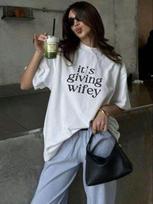 Its Giving Wifey T-Shirt - Bride To Be Shirt, Newlywed Tee, Custom Engagement Gift, Honeymoon Outfit, Wedding Day TShirt, Wifey Vibes, Bride,% Cotton S įvairiaspalvis