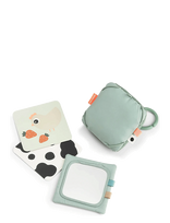 Done By Deer - Baby Contrast Card Holder Tiny Farm Green - Interaktyvūs žaislai - Marga / raštuota