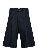 Weekday - Mid Rise Baggy Pleated Denim Shorts - Džinsiniai šortai - Tamsiai mėlyna