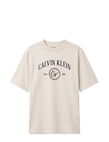 Calvin Klein Jeans - Ss Relaxed Varsity Crest Logo Te - Marškinėliai trumpomis rankovėmis - Kreminė spalva