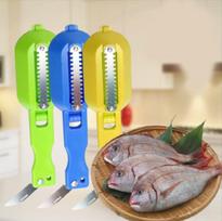 Kitchen Gadget Fish Scale Remover Plastic Descaler Cleaning Scraper Fruit Vegetable Peeler ADM 1pc color random blue