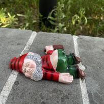 1 vnt. Didelė girta juokinga sodo nykštuko statulėlė - 15 cm dervos Art Deco figūrėlė su atspariu oro sąlygoms padengimu kiemo, veja, verandos dekoravimui