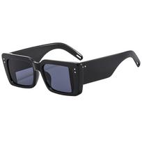 non-polarized Men Retro Square Fashion Sunglasses with Rivet Detail , Anti-Glare PC Lenses for Driving & Outdoor Activities juoda pilka spalva