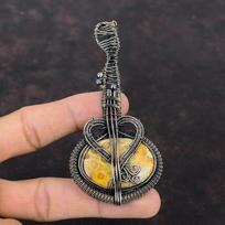 Fosilijų koralų pakabukas Vario viela apvyniotas brangakmenio pakabukas Gitaros pakabukas Dovana jai Rankų darbo varinės vielos papuošalai Muzikos instrumento papuošalai black