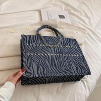 Large Capacity Tote Bag  New Women's Personalized Stripe Rivet Chain Design Shoulder Bag Classroom Commuting Handbag Trend gray