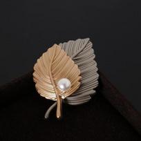 Exquisite Vintage Leaf Simulation Pearl Brooch Sweater Suit Lapel Pins For Women Girl Jewelry Accessories Gift gray
