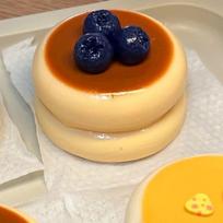Blueberry Soufflé Squishy Toy, Slow Rising Squeeze Stress Relief, Cute Fake Food Fidget for Adults Kids geltona