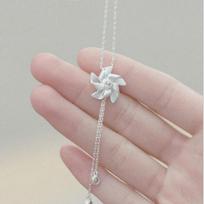 Asmeniški gardenijos gėlių karoliai ir pakabukai moterims Vėjo malūno karoliai 925 svarų sterlingų sidabro papuošalai Collier Xl117 gray