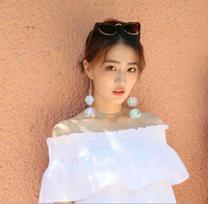 High Quality Eye-catching Temperament Joker White Paillette Petal Long Earrings Stud Earrings balta