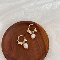 French Retro Niche Senior Sense Pearl Inlaid Gold Foil Water Droplet C -Shaped Earrings brown