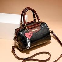 PU odiniai „Crossbody“ krepšiai moterims per petį su pakabuku nuo širdies 24*14*15cm ruda