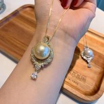 Australian Fritillary Pearl Pendant Female, Cold Wind Gold Pearl Necklace Bone Chain Female