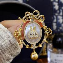 New DIY Accessories 2023 New Fritillaria Vintage Pearl brooch Elegant, Cute, and Fashionable Style Breast Flower Accessories brown