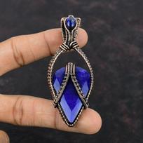 Fasetuotas mėlynas safyro pakabukas Vario viela apvyniotas pakabukas Lapis Lazuli brangakmenio pakabukas Antikvariniai variniai papuošalai Rankų darbo papuošalai Dovana jam beige