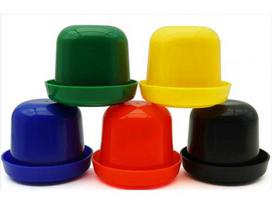 Sustorintas plastikinis kauliukų puodelio rinkinys su dangteliu ir sieteliu, rankomis sukamas spalvotas puodelis su kauliukais, pritaikomas LOGOTIPAS yellow