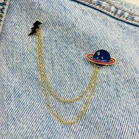 Neue Emaille Pin Planet mit Blitz Kette Metall Stecker Geschenk Geburtstag 1 Stück