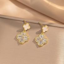 Elegant Four-Leaf Clover Earrings Tide Fashion Popular Senior Sense Of Natural Mother-Of-Pearl Light Luxury Wind Show Temperament Earrings beige
