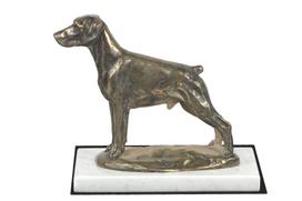 Dobermanas, Dobermano pinčeris, Dobie II - šuns figūrėlė, statula ant balto marmuro, trofėjus šunų parodos Art-Dog parodoje ruda