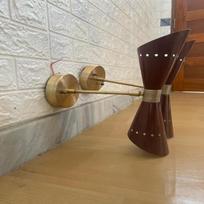Dviejų amžiaus vidurio modernių žalvarinių „Diabolo“ sieninių žvakių rinkinys itališkas „Stilnovo“ dvigubas kūgis Elegantiškas žalvarinis sieninis šviestuvas Vonios kambario praustuvės šviesa prie lovos black
