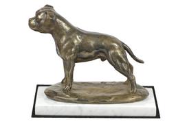 Stafordšyro bulterjeras, Staffy III - šuns figūrėlė, statula ant balto marmuro, trofėjus Art-Dog šunų parodoje ruda