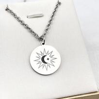 Tv serialas „The Eclipse Cosplay Moon Star“ apskritas pakabukas titano plieno karoliai mėgėjams papuošalų priedai white