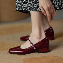 2025 spring red patent leather square head light mouth thick low heel French retro word with Mary Jane single shoes women 34 bordinė