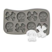 Formelė ir ledo kubelių dėklas ir šokoladas skeletas ir kaulai