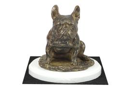 Prancūzų buldogas, Frenchie II - šuns figūrėlė, figūrėlė ant balto pagrindo, trofėjus Art-Dog šunų parodoje ruda