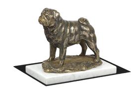 Mopsas - šuns figūrėlė, statula ant balto marmuro, trofėjus Art-Dog šunų parodos parodoje ruda
