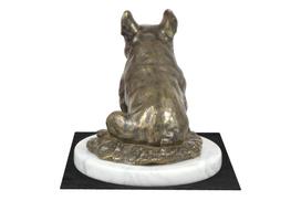 Prancūzų buldogas, Frenchie II - šuns figūrėlė, statula ant balto marmuro, trofėjus Art-Dog šunų parodoje ruda