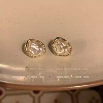 Women's Hong Kong-Style Retro Baroque Pearl Earrings: Unique, Irregular High-End Design