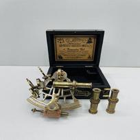 Jūrinis kolekcionuojamas jūrinis žalvario sekstantas su medine dėže Londonas J. Scott 1753 13cm 2 papildomi teleskopai