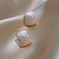 Needle Elegant Minimalist Lady Earrings balta