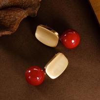 New Fashionable Ankela Red Pearl Earrings with Simple, Elegant, and High Grade Wine Red Silver Needle Earnail Accessories