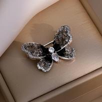 Break the cocoon into a butterfly, butterfly anti-light brooch, women's autumn and winter suit corsage, high-end temperament accessories, anti-light