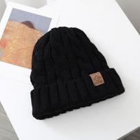 Naujos unisex žieminės kepurės Pridėkite kailiniu pamušalu vyrų ir moterų šiltos kepuraitės su kepuraitėmis, kasdieninės klevo lapų etiketės dekoro žieminės megztos kepurės 55cm-60cm juoda